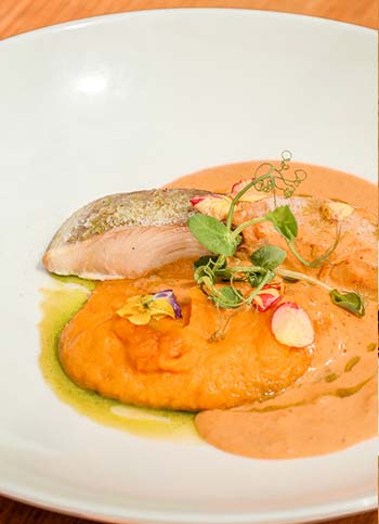 Bouillabaisse traditionnelle provençale servie au restaurant L'Aventure à Carqueiranne — chapon, saint-pierre, rouget grondin