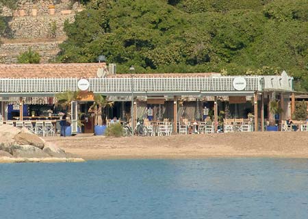 Vue de la plage Péno et de la terrasse du restaurant L'Aventure à Carqueiranne, accessible depuis Hyères et Le Pradet