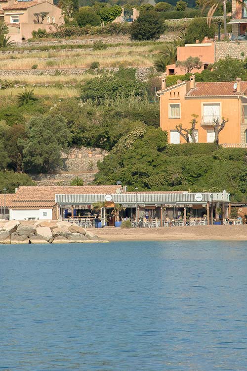 Vue sur le village de Carqueiranne depuis la mer — restaurant L'Aventure sur la plage Péno, accessible depuis Hyères et Le Pradet