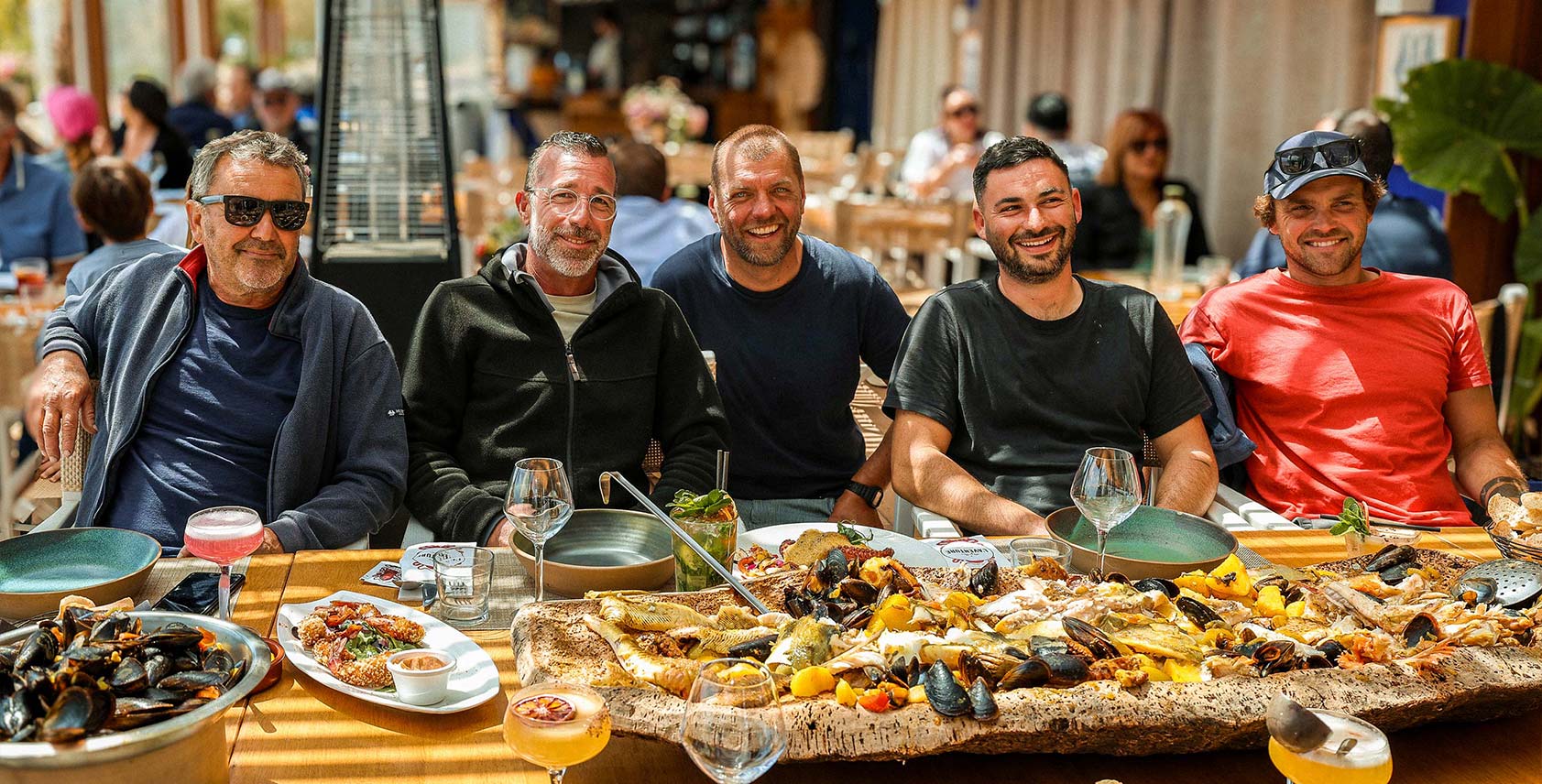 Tablée de la Grande Bouille au restaurant L'Aventure à Carqueiranne — plateau de poissons frais, moules et fruits de mer servi en terrasse face à la mer