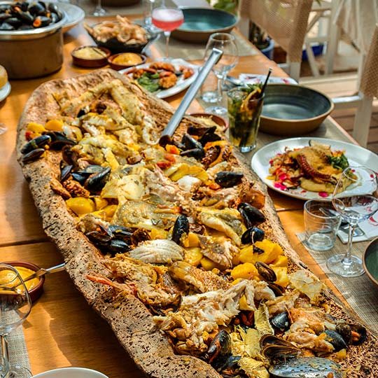  Plateau de la Grande Bouille au restaurant L'Aventure — poissons entiers, moules, favouilles et pommes de terre, bouillabaisse traditionnelle à Carqueiranne