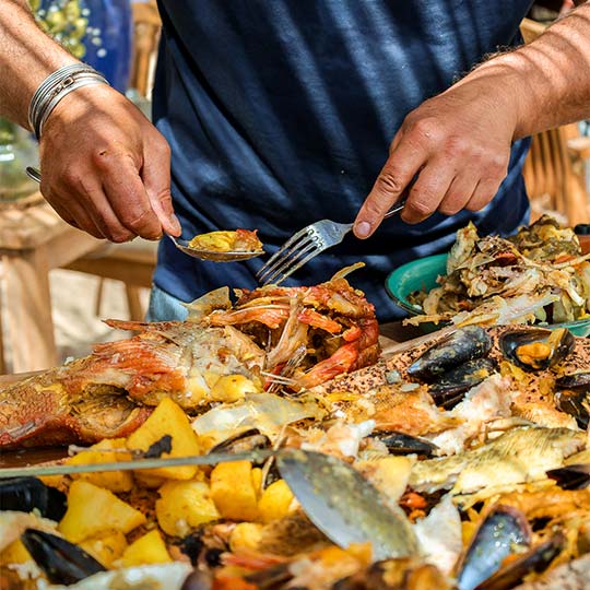 Service de la Petite Bouille du vendredi au restaurant L'Aventure à Carqueiranne — bouillabaisse de poissons frais et pommes de terre