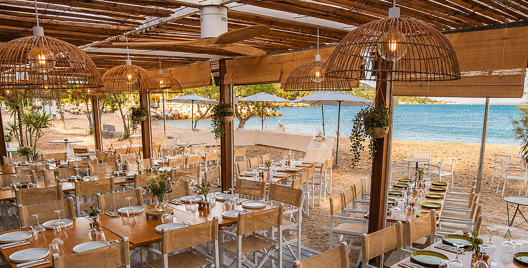 Cocktail en plein air au coucher du soleil sur la plage Péno lors d'une privatisation au restaurant L'Aventure à Carqueiranne Title : Privatisation restaurant de plage dans le Var — événement coucher de soleil, L'Aventure, Carqueiranne