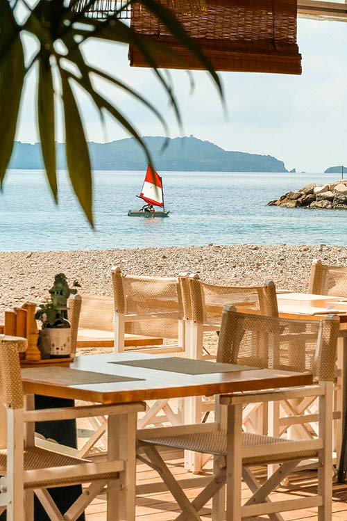 Terrasse privatisée bord de mer — restaurant L'Aventure, plage Péno, Carqueiranne, Var Table dressée sur la terrasse du restaurant L'Aventure à Carqueiranne, vue sur la mer et les îles d'Or — lieu de privatisation bord de mer dans le Var