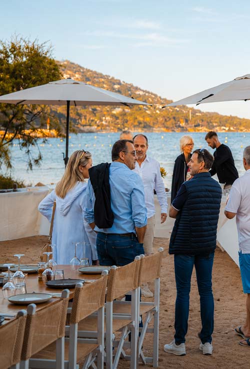 Privatisation restaurant plage Var — vin d'honneur bord de mer, L'Aventure, Carqueiranne Vin d'honneur en terrasse bord de mer lors d'une privatisation au restaurant L'Aventure à Carqueiranne — vue sur la baie au coucher du soleil